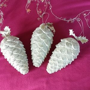 Holiday pinecones